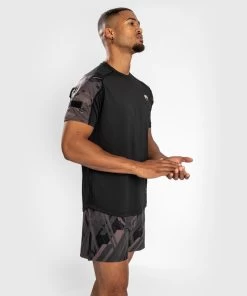 Venum Tecmo 2.0 Dry Fit T-shirt Zwart Bruin -Boksen Winkel venum venum tecmo 20 dry fit t shirt zwart bruin 1
