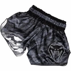 Venum Thaiboks Broekjes Tecmo Dark Grey Venum Kleding -Boksen Winkel venum venum thaiboks broekjes tecmo dark grey venu 1