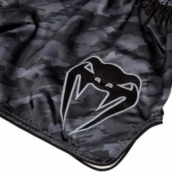 Venum Thaiboks Broekjes Tecmo Dark Grey Venum Kleding -Boksen Winkel venum venum thaiboks broekjes tecmo dark grey venu 2