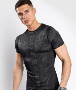 Venum YKZ21 Rash Guard S/S Compressie Shirt Zwart Zwart -Boksen Winkel venum venum ykz21 rash guard s s compressie shirt 2