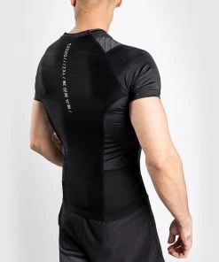 Venum YKZ21 Rash Guard S/S Compressie Shirt Zwart Zwart -Boksen Winkel venum venum ykz21 rash guard s s compressie shirt 5