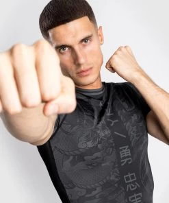 Venum YKZ21 Rash Guard S/S Compressie Shirt Zwart Zwart -Boksen Winkel venum venum ykz21 rash guard s s compressie shirt 9